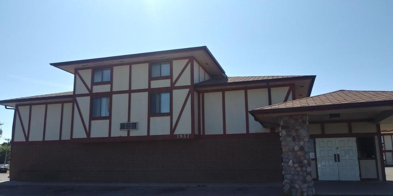 Guest Lodge Motel Minot Exterior photo