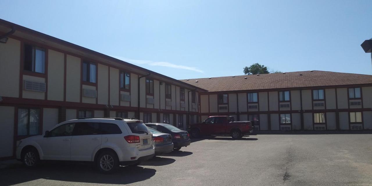 Guest Lodge Motel Minot Exterior photo